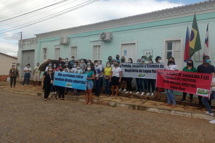 Lagoa Real: Professores protestam contra município por não conceder reajuste para categoria