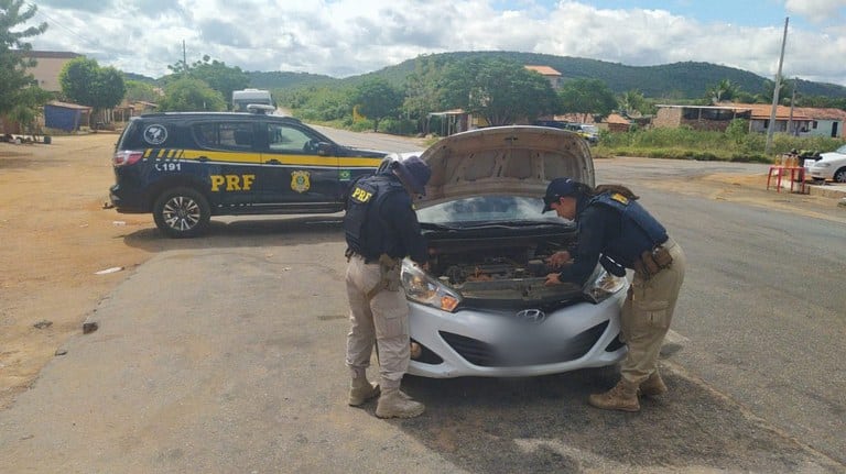 Após abordagem no Trevo do ‘Pancadão’, PRF recupera carro roubado rodando com placas clonadas na região sudoeste da Bahia