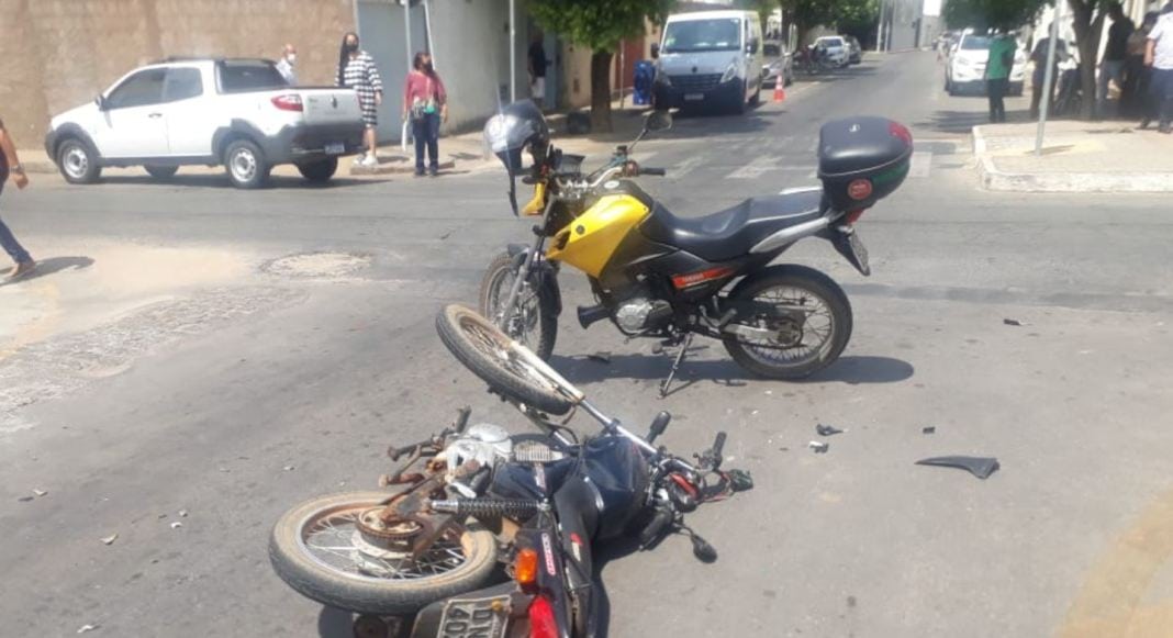 Motociclista ficou ferido após motorista desobedecer sinalização e fugir em Guanambi